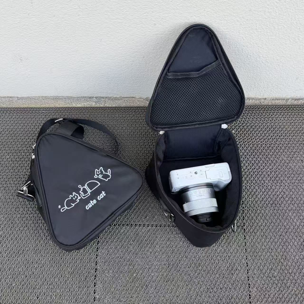 Urocza, kreskówkowa, trójkątna – Camera Bag Travel recenzja i cena