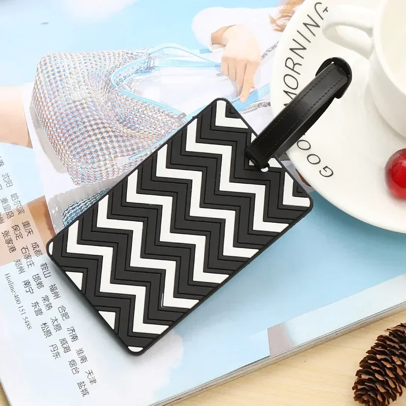 Geometryczne przywieszki bagaż – Travel Accessories Name recenzja i cena