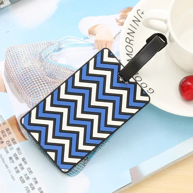 Geometryczne przywieszki bagaż – Travel Accessories Name recenzja i cena